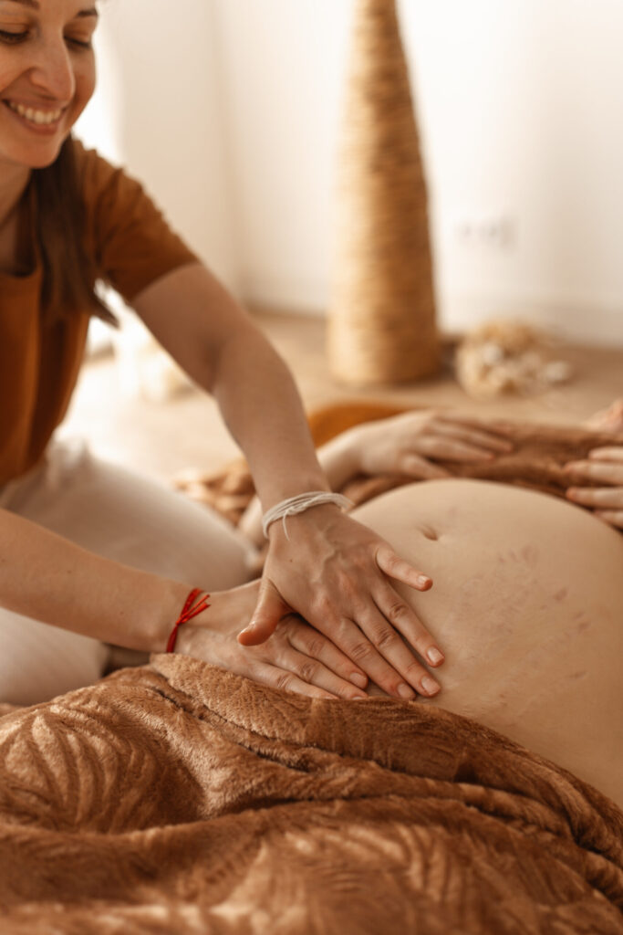 Massage prénatal avec toucher doux du ventre Holilune - moment de détente et connexion à bébé